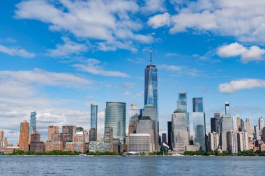 Hudson River, New York 'tan Manhattan manzarası. ABD, New York, Manhattan. Aşağı Manhattan silueti. New York, Birleşik Devletler. Manhattan 'da New York şehrinin silüeti.