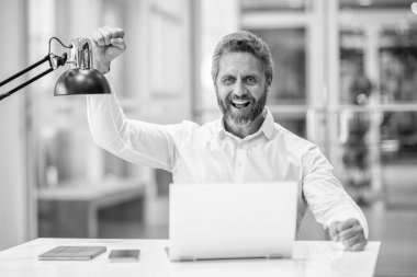 Çevrimiçi çalışan serbest çalışan. Ofiste dizüstü bilgisayar kullanan bir adam. Serbest iş yapma. Erkek ofis yöneticisi. İş adamının internet işi var. İş adamı başarısı. Serbest çalışan adam internette çalışıyor. Başarılı bir anlaşma..