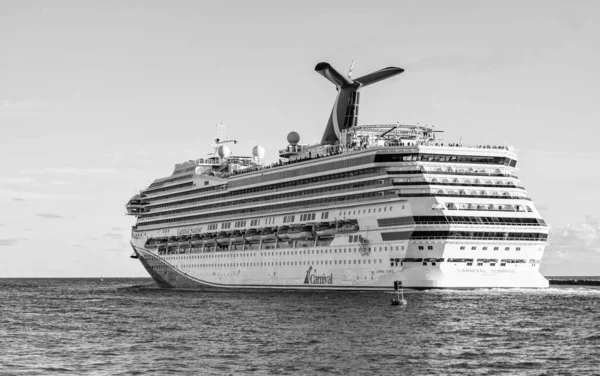 Miami, Florida, ABD - 24 Aralık 2024: Karnaval yolcu gemisi. Gemi turu ve seyahat. Gemi Miami limanından ayrılıyor. Tatil turu. Karnaval Gündoğumu yolcu gemisi yolculuğu. Yaz tatilinde gezmek.