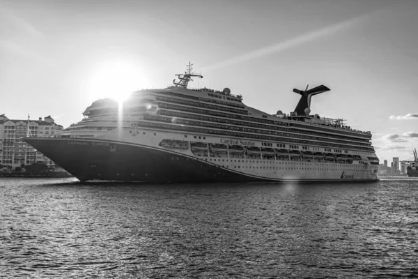 Miami, Florida, ABD - 24 Aralık 2024 Yaz Tatili Seyahati. Karnaval yolcu gemisi. Gemi turu. Gemi Miami limanından ayrılıyor. Seyahat güzergahı. Karnaval Gündoğumu yolcu gemisi yolculuğu.