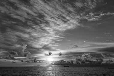 Sahilde romantik bir yaz tatili. Gün doğumu gökyüzü ufku. Gemi ile deniz batımı manzarası. Yaz tatilinde bulutlu gün batımı gökyüzü ve deniz manzarası. Deniz gündoğumuyla gökyüzü. Deniz doğasında sakin bir ufuk..