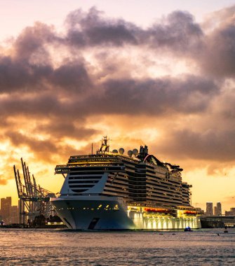 Miami, Florida, ABD - 16 Aralık 2024: MSC deniz kıyısı gemi yolculuğu gece. Yaz tatilinde gemi turu. MSC Cruises yolcu gemisi. Gemi turu ve deniz seyahati. Gemi Miami sahil limanından ayrılıyor..
