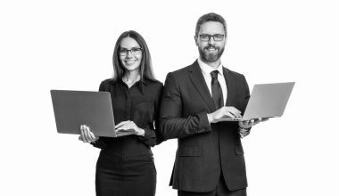 İş yerindeki bilgisayarlı işadamları uzaktan kumandalı olarak beyazlar üzerinde çalışıyor..