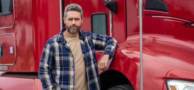 Kamyon sahibi. Kamyon şoförü. Kamyon kamyonunun yanında bir erkek kamyon şoförü. Nakliye araçları. Yarı kamyon aracı. İspanyol kamyoncu adam. Kamyonun önünde yakışıklı bir şoför. Kamyon bakımı.