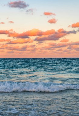 Günbatımı denizi ve deniz manzarası. Deniz ufku manzarası. Yaz tatilinde bulutlu gökyüzü ve deniz manzarası. Deniz ufkuyla gökyüzü. Deniz doğası ile sakin bir ufuk. Deniz manzarasında romantik bir yaz tatili. Deniz kenarı cenneti.