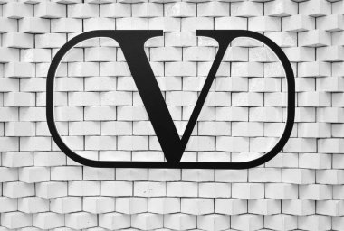 Miami, Florida, ABD - 16 Şubat 2025: Valentino adında bir moda tasarımcısı markası. Logotype şirketi Valentino. Valentino Spa Markası logosu.