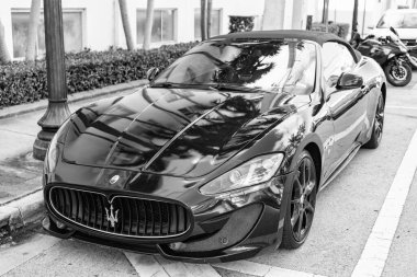 Miami, Florida, ABD - 11 Aralık 2024: 2014 Maserati Gran Turismo üstü açık arabası. Maserati Gran Turismo tipi lüks bir araba. Maserati 'nin arabası dışarıda park edilmiş. Maserati, köşeden bak..