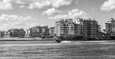 Yat marinaya gidiyor. Tekne ve yat gezisi. Lüks bir yaşam tarzı. Fisher Adası 'nda lüks bir binada yat. Yaz tatili. Fisher Adası Binası. Lüks motorlu tekne yatı. Turistik bölge.