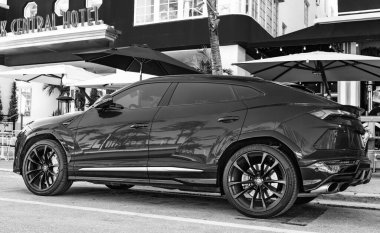 Miami, Florida, ABD - 23 Kasım 2024: Mavi Lamborghini Urus 2020 SUV spor yara izi. Lamborghini Urus tipi lüks bir spor araba. Lamborghini Urus dışarıda park etmiş. Lamborghini Urus, alçak köşe manzaralı..