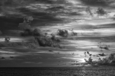 Gün doğumu gökyüzü ufku. Deniz batımı manzaralı. Yaz tatilinde bulutlu gün batımı gökyüzü ve deniz manzarası. Deniz gündoğumuyla gökyüzü. Deniz doğasında sakin bir ufuk. Bora bora. Sahilde romantik bir yaz tatili..