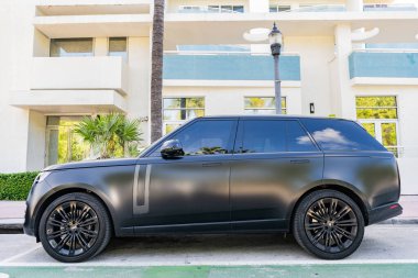 Miami, Florida, ABD - 10 Temmuz 2025: Otomobil Range Rover açık hava parkı. Siyah mat araba, yan görüş. Land Rover Range 2025 SUV arabası. Lüks SUV araç Land Rover.