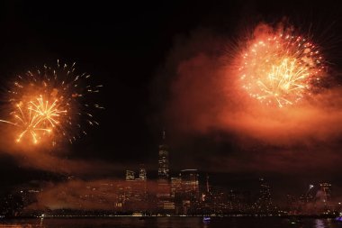 New York Manhattan havai fişekleri arifesinde. Manhattan 'da havai fişekler. New York 4 Temmuz Havai fişekleri. Flashing Fireworks ile New York City Skyline Manhattan. Bağımsızlık Günü