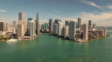 Miami şehir merkezinde, Florida 'da panoramik modern mimari. Miami ufuk çizgisi panoramik manzara. Brickell Key, ABD 'de gökdelenli şehir manzarası. Şehir merkezi Brickell Miami.