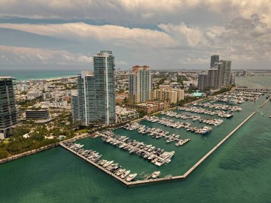 Lüks yat Miami marinasına yanaştı. Miami 'deki kıyı şeridinin havadan görüntüsü. Yelkenli Miamis kıyısı boyunca ilerliyor. Limanın üstündeki Miami silueti