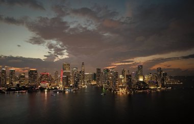Gün batımında Miami Brickell 'in ünlü simgeleri. Miami 'deki Brickell' in insansız hava aracı görüntüsü. Brickell bölgesinde iş. Biscayne Körfezi Florida ikonik şehir kıyıları gündüz gözüyle