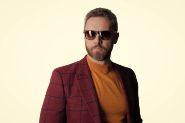 İş adamı portresi. Ceketli ve güneş gözlüklü bir adam. Beyaz ceketli yakışıklı erkek manken. Karizmatik iş adamı resmi ceket giyer. İş gündelik tarzı. Şirket dış giysisi.