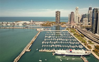 Sonbahar şehri parkı olan şehir manzarası. Chicago şehir manzarası gökyüzü mimarisi. Gökdelen manzarası. Chicago şehir marinası. Chicago şehir merkezi ve marina silueti. Sonbahar şehri manzarası. Hava görünümü.