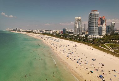 Turkuaz suları olan Miami plajı. Kumlu sahil şeridinin ve dalgaların havadan görünüşü