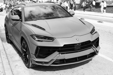 Miami, Florida, ABD - 08 Aralık 2024: Luxur yeşil renkli Lamborghini Urus S tipi spor araba. Lamborghini Urus 'un arabası dışarıda park halinde. Lamborghini Urus, köşe manzaralı. 2024 Lamborghini Urus S SUV arabası.