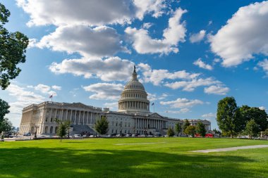 Ulusal bayrağın yanındaki tarihi meclis. Yasaların sembolü olarak Capitol kubbesi. Washington anıtı mimarisi. Washington DC mi? Amerikan Senatosu. Başkentteki federal hükümet. ABD sembolü.
