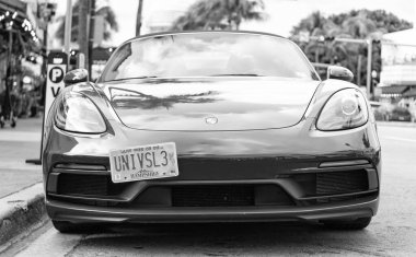 Miami, Florida, ABD - 18 Kasım 2024: Porsche Boxster 2019 üstü açılabilir roadster fastback coupe. Porsche Boxster 'ın üstü açık arabası. Porsche Boxster 'ın arabası dışarıda. Porsche Boxster, ön manzara..