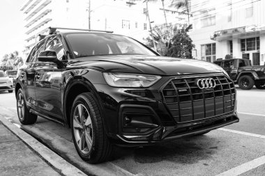 Miami, Florida, ABD - 18 Aralık 2024 Audi Q755 Premium Crossover Car. Audi Q7 tipinde lüks bir araba. Audi Q7 'nin arabası dışarıda park edilmiş. Audi Q7, köşe görünümü.