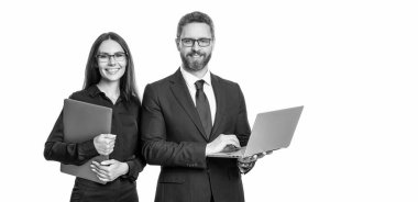 Uzaktan kumandalı. Patron ve çalışanı dizüstü bilgisayar kullanıyor. Beyazlar üzerinde izole iş adamları. Uzaktan kumanda devrede. Meşgul iş arkadaşları. Çevik iş. Bir anlaşma üzerinde çalış..