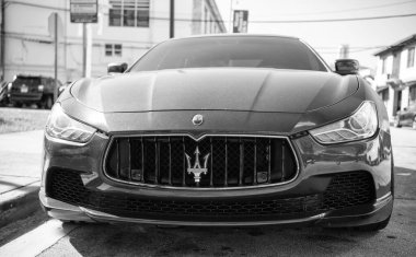 Miami, Florida, ABD - 06 Aralık 2024: Maserati Ghibli 2025 spor yara izi. Maserati Ghibli 'nin lüks spor arabası. Maserati Ghibli 'nin arabası dışarıda park edilmiş. Maserati Ghibli, köşe görünümü.