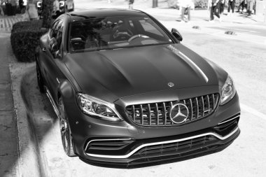 Miami, Florida, ABD - 06 Aralık 2024 Mercedes Benz C 2023 arabası. Mercedes Benz C V8 biturbo tipi lüks bir araba. Mercedes Benz 'in arabası dışarıda park edilmiş. Mercedes Benz C, ön manzara..