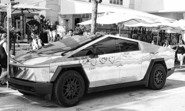 Miami, Florida, ABD - 08 Aralık 2024: Tesla Cybertruck 'ın elektrikli arabası. Tesla Cybertruck 'ın arabası dışarıda park edilmiş. Tesla Cybertruck, yan görüş. 2024 Tesla Cybertruck elektrikli kamyonet, araba akordu.