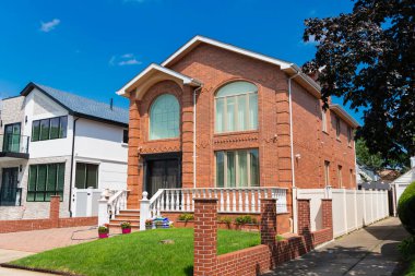 Mahallede mülk. Konut mülk evi. Konut mimarisi. Banliyö mahallesi. Banliyö ev mimarisi. Özel ev. Mahalle mimarisi. Konforlu bina.