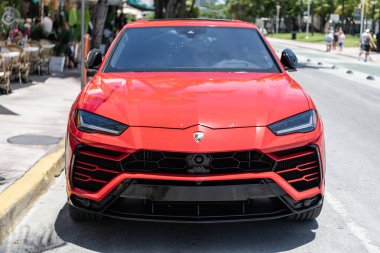 Miami, Florida, ABD - 27 Temmuz 2025: Kırmızı araba, ön manzara. Lamborghini Urus 2021 süper SUV arabası. Lüks süper SUV Lamborghini Urus. Araba Lamborghini Urus dışarı park etmiş..