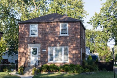 Özel aile evi. Mahalle mimarisi. Mahallede mülk. Konut mülk evi. Konut mimarisi. Güvenli bir banliyö mahallesi. Banliyö ev mimarisi.