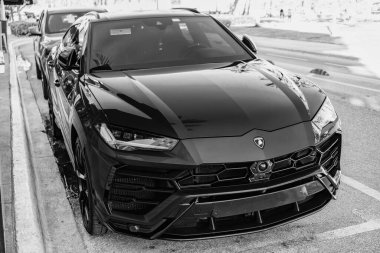Miami, Florida, ABD - 23 Kasım 2024: Mavi Lamborghini Urus 2020 SUV spor yara izi. Lamborghini Urus tipi lüks bir spor araba. Lamborghini Urus dışarıda park etmiş. Lamborghini Urus, alçak köşe manzaralı..