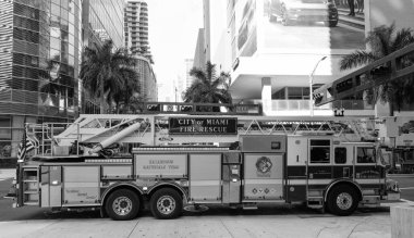 Miami, Florida, ABD - 01 Aralık 2024: Haz mat Özel İtfaiye Aracı. İtfaiye aracı. Miami 'de itfaiye. Dışarıda büyük bir itfaiye aracı var. İtfaiye aracı, yan görüş.