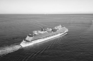 Miami, Florida, ABD - 23 Kasım 2024: Karnaval Horizon yolcu gemisi yolculuğu. Yaz tatilinde gemi turu. Karnaval Gemi Hattı. Gemi turu ve deniz seyahati. Gemi Miami sahil limanından ayrılıyor..