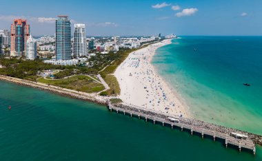 Miami kumsalının insansız hava görüntüsü. Miami sahili ve okyanusun geniş drone görüntüsü.