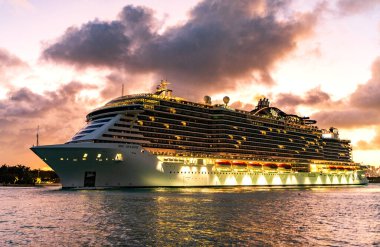 Miami, Florida, ABD - 16 Aralık 2024: MSC deniz kıyısı gemi yolculuğu gece. Yaz tatilinde gemi turu. MSC Cruises yolcu gemisi. Gemi turu ve deniz seyahati. Gemi Miami sahil limanından ayrılıyor..