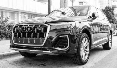 Miami, Florida, ABD - 18 Aralık 2024 Audi Q755 Premium Crossover Car. Audi Q7 tipinde lüks bir araba. Audi Q7 'nin arabası dışarıda park edilmiş. Audi Q7, köşe görünümü.