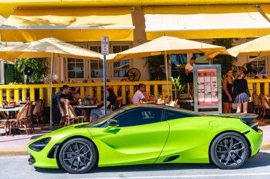 Miami, Florida, ABD - 27 Temmuz 2025: lüks spor araba McLaren 720S. Araba McLaren 720 dışarıda park halinde. Yeşil sarı süper araba spor arabası, yan görüş. McLaren 720S 2021 süper araba spor araba.