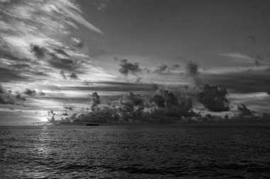Deniz batımı manzaralı. Yaz tatilinde bulutlu gün batımı gökyüzü ve deniz manzarası. Deniz gündoğumuyla gökyüzü. Deniz doğasında sakin bir ufuk. Sahilde romantik bir yaz tatili. Gün doğumu gökyüzü ufku.