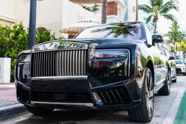 Miami, Florida, ABD - 29 Haziran 2024 Rolls Royce Cullinan lüks SUV arabası. Lüks SUV Rolls Royce Cullinan. Araba Rolls Royce Cullinan park etmiş. Siyah araba, alçak görüş..