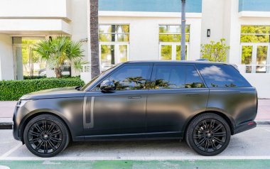 Miami, Florida, ABD - 10 Temmuz 2025: Otomobil Range Rover açık hava parkı. Siyah mat araba, yan görüş. Land Rover Range 2025 SUV arabası. Lüks SUV araç Land Rover.