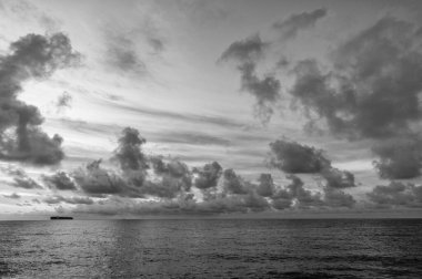 Gün doğumu gökyüzü ufku. Deniz batımı manzaralı. Yaz tatilinde bulutlu gün batımı gökyüzü ve deniz manzarası. Deniz gündoğumuyla gökyüzü. Deniz doğasında sakin bir ufuk. Bora bora. Sahilde romantik bir yaz tatili..