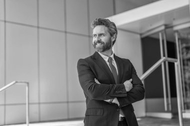 Girişimcinin başarısı. Ofis müdürü. Takım elbiseli bir iş adamı. Ofisteki iş adamı. Olgun iş adamı. İş adamı portresi. Başarılı bir iş. Sigorta acentesi.