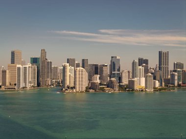 Şehir manzarası silüeti. Miami 'deki Brickell binası. Gökdelen mimarisi olan Brickell Skyline. Şehir silüeti. Panoramik manzara. Florida, Brickell Key 'den Miami' ye. Şehir merkezindeki gökdelen.
