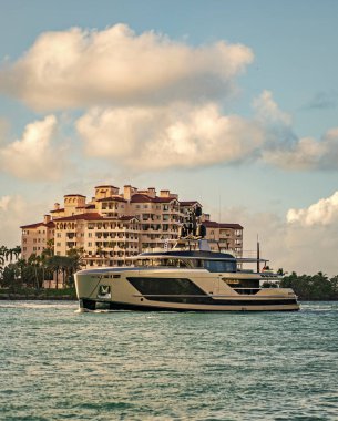 Fisher Adası 'nda lüks bir binada yat. Yaz tatili. Fisher Adası Binası. Lüks motorlu tekne yatı. Yat marinaya gidiyor. Tekne ve yat gezisi. Lüks yaşam tarzı.
