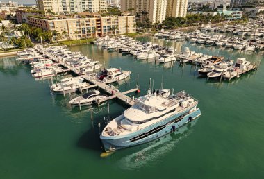 Yat limanına yanaşmış lüks yatların en üst görüntüsü. Tekneler ve yelkenliler Manzaralı deniz kıyısında