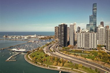 Gökdelen manzarası. Chicago şehir marinası. Chicago şehir merkezi ve marina silueti. Sonbahar şehri manzarası. Sonbahar şehri parkı olan şehir manzarası. Chicago şehir manzarası gökyüzü mimarisi. Marina Şehri.