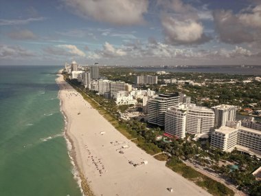 Güney Miami Sahili 'nin en iyi manzarası. Miami 'nin ünlü sahil şeridinin insansız hava aracı görüntüsü. Gökdelenleri olan Miami Beach gökdelenleri. Yazın Miami Sahili 'nin havadan görünüşü. Gökdelenli Miami Sahili